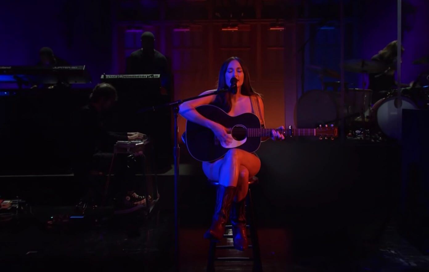 Kacey Musgraves channels Forrest Gump in SNL performance of “Justified”