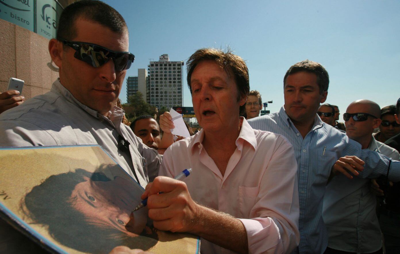 Paul McCartney has stopped signing autographs: “We both know who I am”