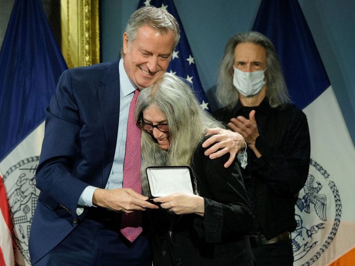 Patti Smith with NYC mayor Bill De Blasio. Source: NYC Mayor's Office via Twitter