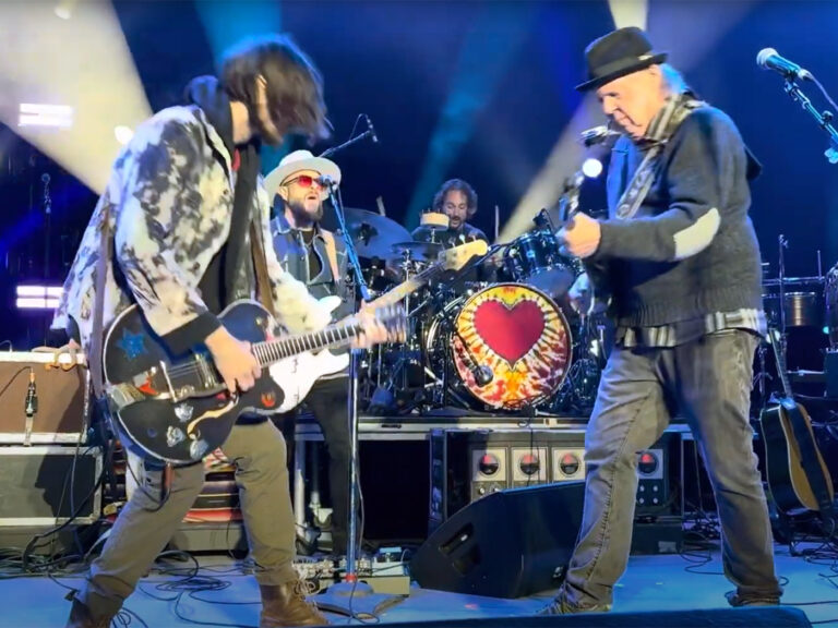 Neil Young and the Chrome Hearts – Talkin To The Trees